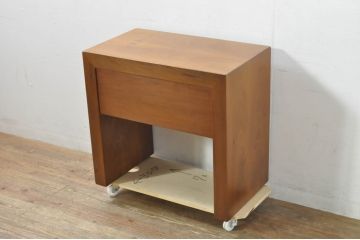 中古　高級品!!　スペイン　バロッサバレンティ(VARO,S.A. VALENTI)　ナチュラルモダンな佇まいのサイドテーブル(ナイトテーブル、エンドテーブル、花台、電話台、飾り台、サイドチェスト)(R-078111)