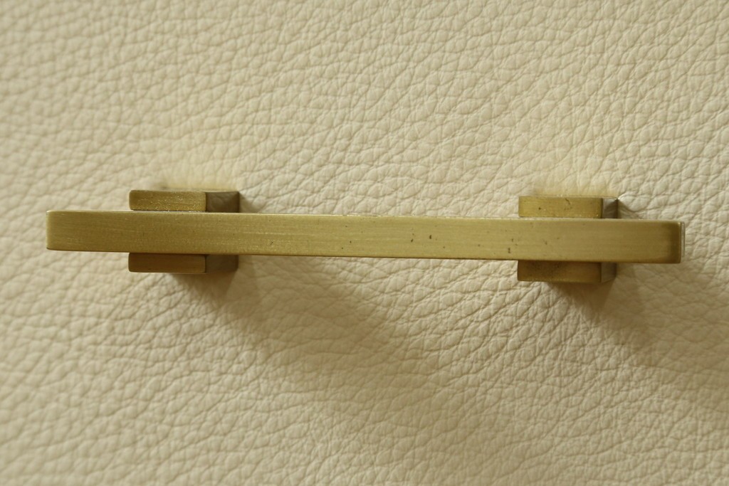 中古　高級品!!　スペイン　バロッサバレンティ(VARO,S.A. VALENTI)　ナチュラルモダンな佇まいのサイドテーブル　(R-078112)