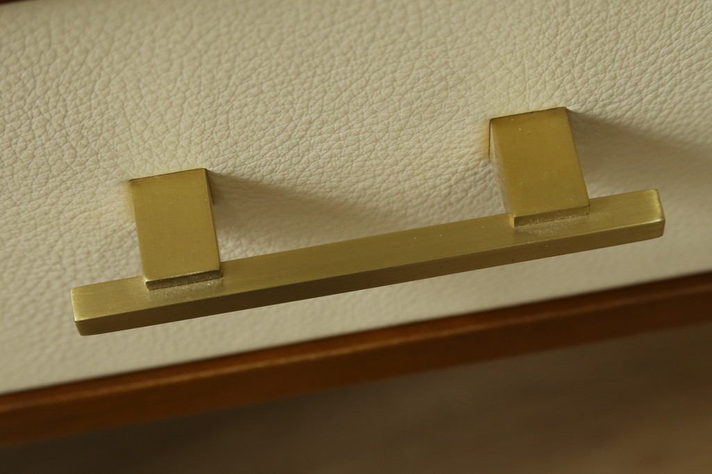 中古　高級品!!　スペイン　バロッサバレンティ(VARO,S.A. VALENTI)　ナチュラルモダンな佇まいのサイドテーブル　(R-078112)