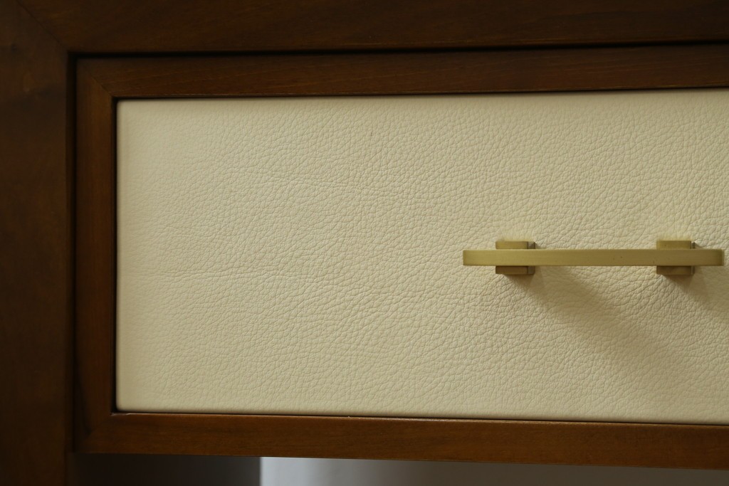 中古　高級品!!　スペイン　バロッサバレンティ(VARO,S.A. VALENTI)　ナチュラルモダンな佇まいのサイドテーブル　(R-078112)