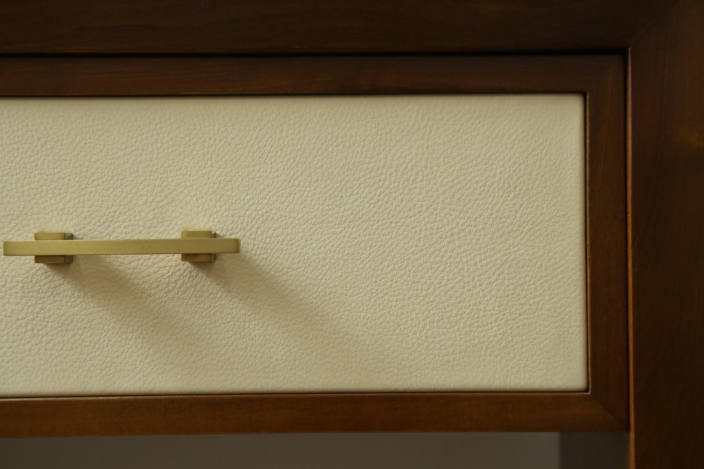 中古　高級品!!　スペイン　バロッサバレンティ(VARO,S.A. VALENTI)　ナチュラルモダンな佇まいのサイドテーブル　(R-078112)