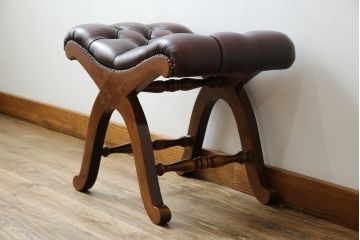 中古　超美品!!　スペイン製　バロッサバレンティ(VARO,S.A. VALENTI)　本革(レザー)　クラシカルな空間演出に活躍するオットマン(スリッパチェア、スツール、椅子、イス)(定価約16万円)(R-078118)