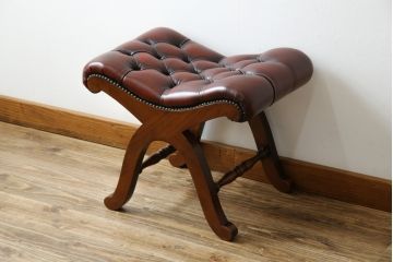 中古　超美品!!　スペイン製　バロッサバレンティ(VARO,S.A. VALENTI)　本革(レザー)　クラシカルな空間演出に活躍するオットマン(スリッパチェア、スツール、椅子、イス)(定価約16万円)(R-078119)