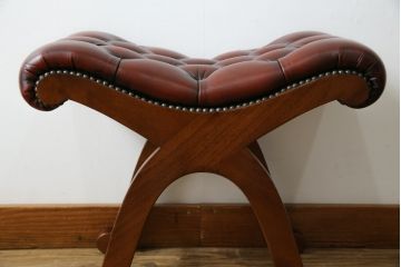 中古　超美品!!　スペイン製　バロッサバレンティ(VARO,S.A. VALENTI)　本革(レザー)　クラシカルな空間演出に活躍するオットマン(スリッパチェア、スツール、椅子、イス)(定価約16万円)(R-078119)