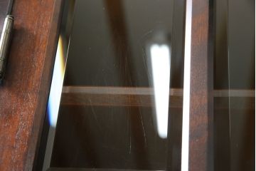 中古　北海道民芸家具　HM165K　高級感漂う上品な佇まいの食器棚(カップボード、キャビネット、収納棚、戸棚)(定価約43万円)(R-078120)