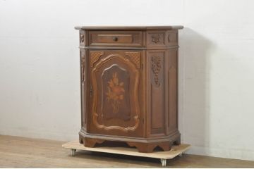 中古　イタリアンデザイン　クラシカルな雰囲気漂うサイドキャビネット(サイドボード、収納棚、戸棚、飾り台、花台、電話台)(R-078124)
