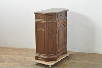 中古　イタリアンデザイン　クラシカルな雰囲気漂うサイドキャビネット(サイドボード、収納棚、戸棚、飾り台、花台、電話台)(R-078124)