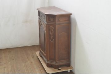 中古　イタリアンデザイン　クラシカルな雰囲気漂うサイドキャビネット(サイドボード、収納棚、戸棚、飾り台、花台、電話台)(R-078124)