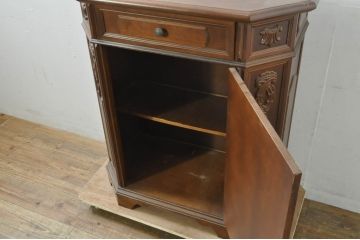 中古　イタリアンデザイン　クラシカルな雰囲気漂うサイドキャビネット(サイドボード、収納棚、戸棚、飾り台、花台、電話台)(R-078124)