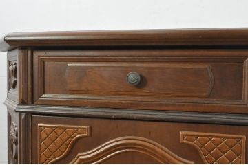 中古　イタリアンデザイン　クラシカルな雰囲気漂うサイドキャビネット(サイドボード、収納棚、戸棚、飾り台、花台、電話台)(R-078124)