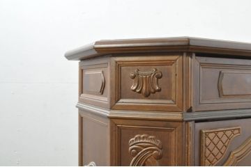 中古　イタリアンデザイン　クラシカルな雰囲気漂うサイドキャビネット(サイドボード、収納棚、戸棚、飾り台、花台、電話台)(R-078124)