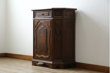 中古　イタリアンデザイン　クラシカルな雰囲気漂うサイドキャビネット(サイドボード、収納棚、戸棚、飾り台、花台、電話台)(R-078124)