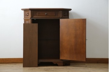 中古　イタリアンデザイン　クラシカルな雰囲気漂うサイドキャビネット(サイドボード、収納棚、戸棚、飾り台、花台、電話台)(R-078124)