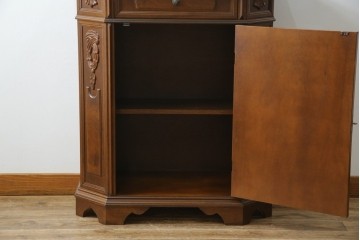 中古　イタリアンデザイン　クラシカルな雰囲気漂うサイドキャビネット(サイドボード、収納棚、戸棚、飾り台、花台、電話台)(R-078124)