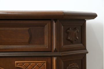 中古　イタリアンデザイン　クラシカルな雰囲気漂うサイドキャビネット(サイドボード、収納棚、戸棚、飾り台、花台、電話台)(R-078124)