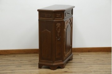 中古　イタリアンデザイン　クラシカルな雰囲気漂うサイドキャビネット(サイドボード、収納棚、戸棚、飾り台、花台、電話台)(R-078124)