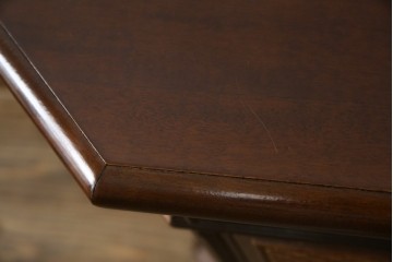 中古　イタリアンデザイン　クラシカルな雰囲気漂うサイドキャビネット(サイドボード、収納棚、戸棚、飾り台、花台、電話台)(R-078124)