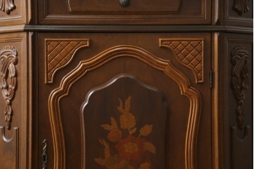 中古　イタリアンデザイン　クラシカルな雰囲気漂うサイドキャビネット(サイドボード、収納棚、戸棚、飾り台、花台、電話台)(R-078124)