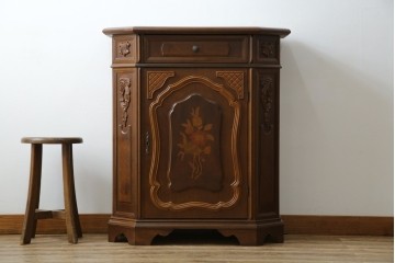 中古　イタリアンデザイン　クラシカルな雰囲気漂うサイドキャビネット(サイドボード、収納棚、戸棚、飾り台、花台、電話台)(R-078124)