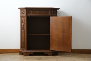 中古　イタリアンデザイン　クラシカルな雰囲気漂うサイドキャビネット(サイドボード、収納棚、戸棚、飾り台、花台、電話台)(R-078124)