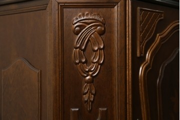 中古　イタリアンデザイン　クラシカルな雰囲気漂うサイドキャビネット(サイドボード、収納棚、戸棚、飾り台、花台、電話台)(R-078124)