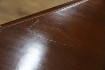 中古　イタリアンデザイン　クラシカルな雰囲気漂うサイドキャビネット(サイドボード、収納棚、戸棚、飾り台、花台、電話台)(R-078124)