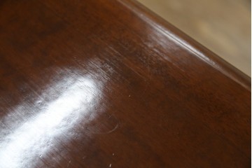 中古　イタリアンデザイン　クラシカルな雰囲気漂うサイドキャビネット(サイドボード、収納棚、戸棚、飾り台、花台、電話台)(R-078124)