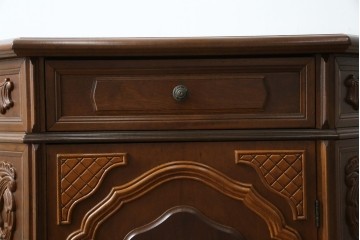 中古　イタリアンデザイン　クラシカルな雰囲気漂うサイドキャビネット(サイドボード、収納棚、戸棚、飾り台、花台、電話台)(R-078124)