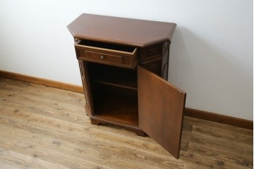 中古　イタリアンデザイン　クラシカルな雰囲気漂うサイドキャビネット(サイドボード、収納棚、戸棚、飾り台、花台、電話台)(R-078124)