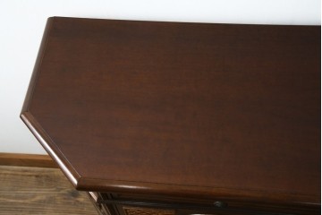 中古　イタリアンデザイン　クラシカルな雰囲気漂うサイドキャビネット(サイドボード、収納棚、戸棚、飾り台、花台、電話台)(R-078124)