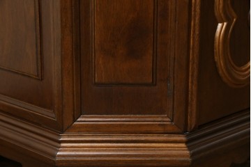 中古　イタリアンデザイン　クラシカルな雰囲気漂うサイドキャビネット(サイドボード、収納棚、戸棚、飾り台、花台、電話台)(R-078124)