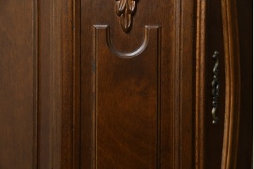 中古　イタリアンデザイン　クラシカルな雰囲気漂うサイドキャビネット(サイドボード、収納棚、戸棚、飾り台、花台、電話台)(R-078124)