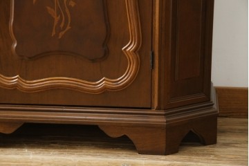 中古　イタリアンデザイン　クラシカルな雰囲気漂うサイドキャビネット(サイドボード、収納棚、戸棚、飾り台、花台、電話台)(R-078124)