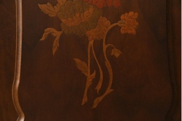 中古　イタリアンデザイン　クラシカルな雰囲気漂うサイドキャビネット(サイドボード、収納棚、戸棚、飾り台、花台、電話台)(R-078124)