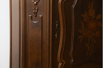 中古　イタリアンデザイン　クラシカルな雰囲気漂うサイドキャビネット(サイドボード、収納棚、戸棚、飾り台、花台、電話台)(R-078124)