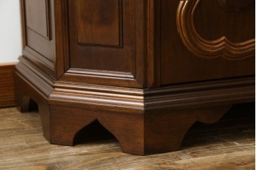 中古　イタリアンデザイン　クラシカルな雰囲気漂うサイドキャビネット(サイドボード、収納棚、戸棚、飾り台、花台、電話台)(R-078124)