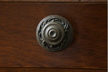 中古　イタリアンデザイン　クラシカルな雰囲気漂うサイドキャビネット(サイドボード、収納棚、戸棚、飾り台、花台、電話台)(R-078124)