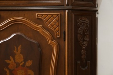 中古　イタリアンデザイン　クラシカルな雰囲気漂うサイドキャビネット(サイドボード、収納棚、戸棚、飾り台、花台、電話台)(R-078124)