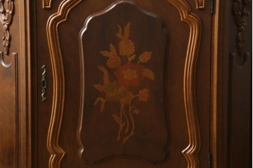 中古　イタリアンデザイン　クラシカルな雰囲気漂うサイドキャビネット(サイドボード、収納棚、戸棚、飾り台、花台、電話台)(R-078124)