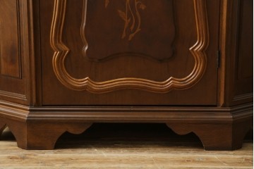 中古　イタリアンデザイン　クラシカルな雰囲気漂うサイドキャビネット(サイドボード、収納棚、戸棚、飾り台、花台、電話台)(R-078124)