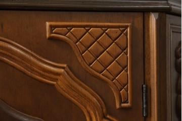 中古　イタリアンデザイン　クラシカルな雰囲気漂うサイドキャビネット(サイドボード、収納棚、戸棚、飾り台、花台、電話台)(R-078124)