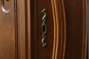 中古　イタリアンデザイン　クラシカルな雰囲気漂うサイドキャビネット(サイドボード、収納棚、戸棚、飾り台、花台、電話台)(R-078124)