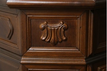 中古　イタリアンデザイン　クラシカルな雰囲気漂うサイドキャビネット(サイドボード、収納棚、戸棚、飾り台、花台、電話台)(R-078124)