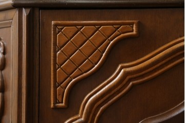 中古　イタリアンデザイン　クラシカルな雰囲気漂うサイドキャビネット(サイドボード、収納棚、戸棚、飾り台、花台、電話台)(R-078124)