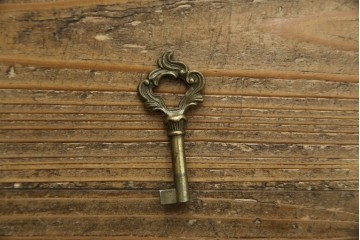 中古　イタリアンデザイン　クラシカルな雰囲気漂うサイドキャビネット(サイドボード、収納棚、戸棚、飾り台、花台、電話台)(R-078124)