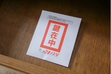 中古　イタリアンデザイン　クラシカルな雰囲気漂うサイドキャビネット(サイドボード、収納棚、戸棚、飾り台、花台、電話台)(R-078124)