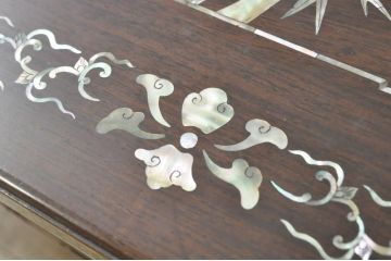 和製アンティーク　希少な時代物!!　螺鈿(ラデン)　花梨(カリン)材　　象嵌入りの凝ったデザインが魅力の文机(ローテーブル、座卓、座机、センターテーブル)(R-078125)
