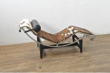中古　美品!!　イタリア　Cassina(カッシーナ)　Le Corbusier(ル・コルビュジエ)　LC4　スタイリッシュで洗練された大人の空間を演出するシェーズロング(寝椅子、カウチ)(定価約106万7千円)(R-078130)