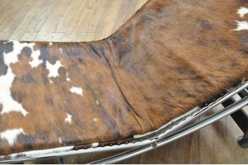中古　美品!!　イタリア　Cassina(カッシーナ)　Le Corbusier(ル・コルビュジエ)　LC4　スタイリッシュで洗練された大人の空間を演出するシェーズロング(寝椅子、カウチ)(定価約106万7千円)(R-078130)