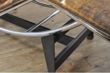 中古　美品!!　イタリア　Cassina(カッシーナ)　Le Corbusier(ル・コルビュジエ)　LC4　スタイリッシュで洗練された大人の空間を演出するシェーズロング(寝椅子、カウチ)(定価約106万7千円)(R-078130)